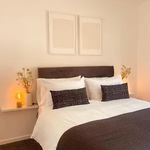 https://spacious-2bed-10-mins-to-city-free-parking.belfasthotelsireland.com